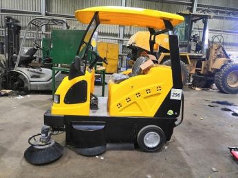 So sánh xe quét rác công nghiệp ngồi lái và xe quét rác đẩy tay