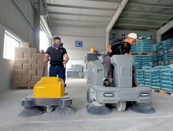 ICD bàn giao 2 xe quét rác hút bụi đẩy tay MN-P100AS và ngồi lái MN-C200S cho công ty sản xuất tại Sài Gòn