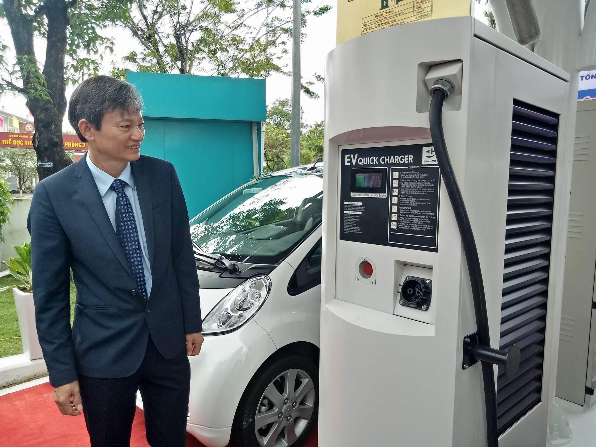 Vận hành xe ô tô điện, trạm sạc điện nhanh đầu tiên tại Việt Nam