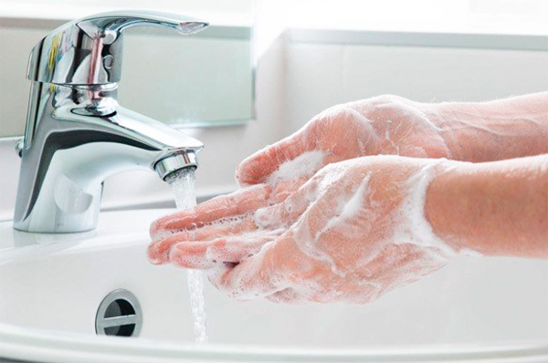 Rửa tay thật sạch với xà phòng sau khi sử dụng nhà vệ sinh công cộng