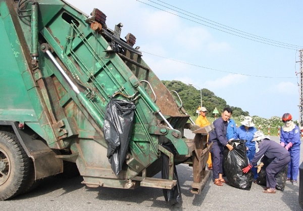 Xe chở rác thông thường: Hao phí lao động khi thu gom rác