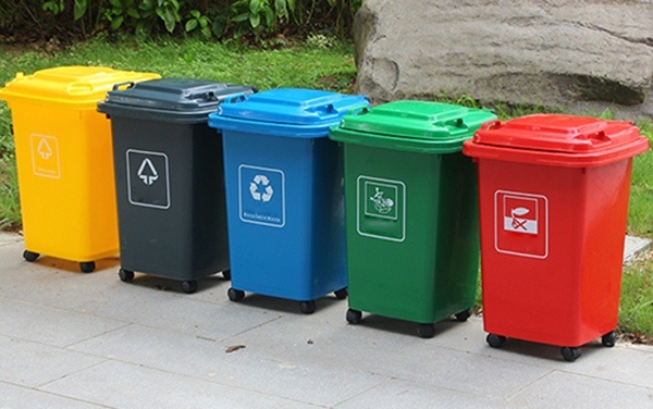 Giá thành của  thùng rác công cộng thay đổi phụ thuộc các yếu tố