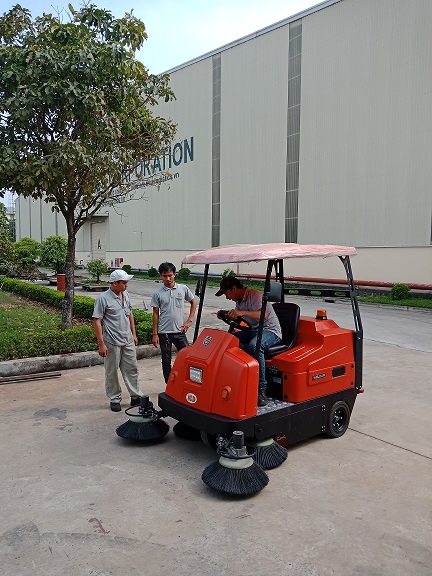 Cung cấp xe quét bụi công nghiệp Magnum W1800 cho Trung tâm kho vận Công ty U& I Logistic Bình Dương - hình 3