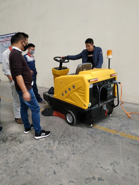 Bàn giao và hướng dẫn sử dụng vận hành Xe quét Magnum C200 cho nhà máy Nhôm Việt Pháp Shal Ninh Bình - hình 2