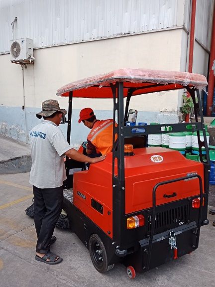 Cung cấp xe quét bụi công nghiệp Magnum W1800 cho Trung tâm kho vận Công ty U& I Logistic Bình Dương - hình 2