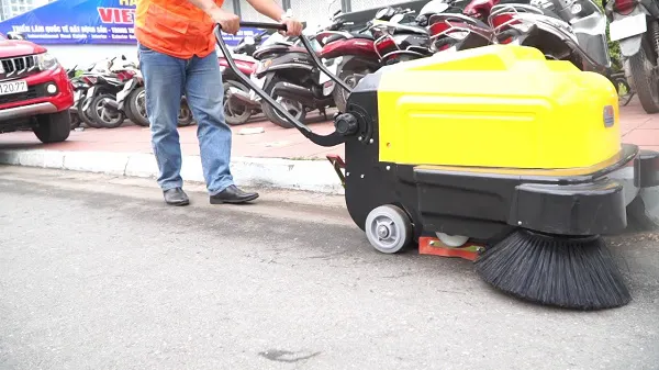 Điểm khác nhau của xe quét rác công nghiệp và xe quét rác đẩy tay