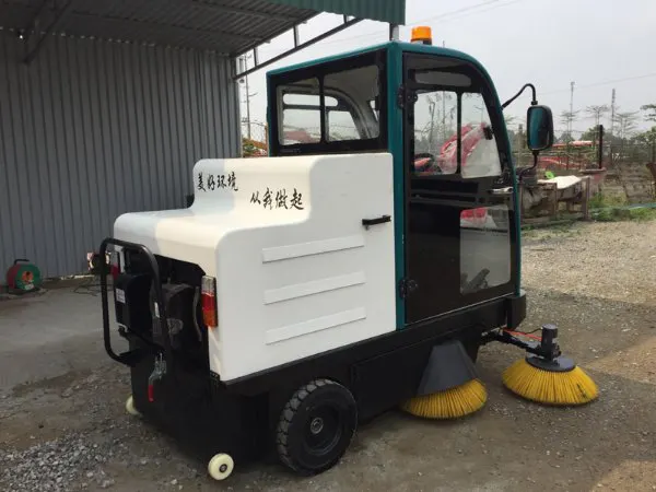 Chổi xe quét đường là một phần không thể thiếu của xe quét rác công nghiệp
