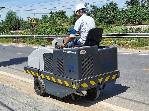 So sánh xe quét rác công nghiệp và xe quét rác đẩy tay