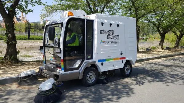 S2000 Magnum vacuum street sweeper