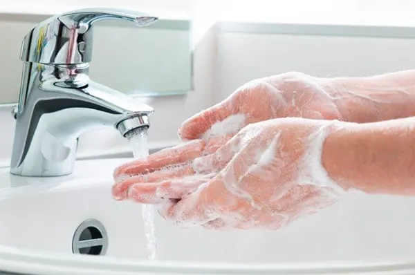 Bạn đã biết sử dụng nhà vệ sinh công cộng đúng cách? - hình 2