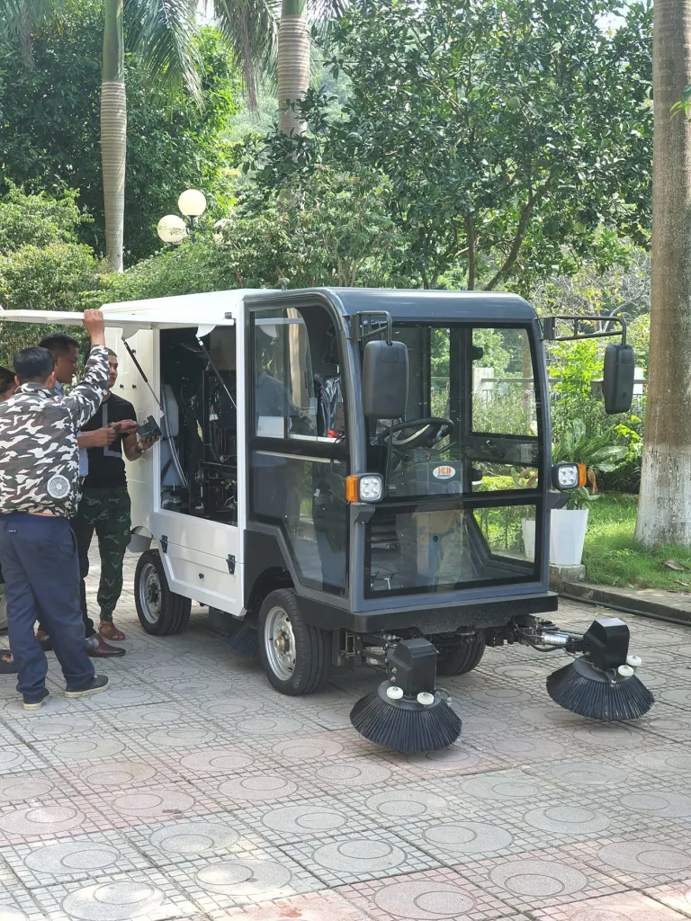 Xe quét đường tại Đại học Quốc gia Hà Nội - ảnh 3