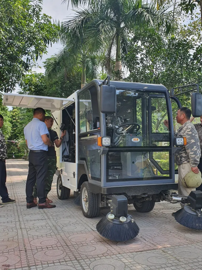 Xe quét đường tại Đại học Quốc gia Hà Nội - ảnh 5