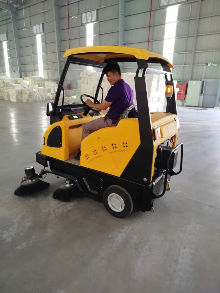 Xe quét ngồi lái trong nhà xưởng - ảnh 4