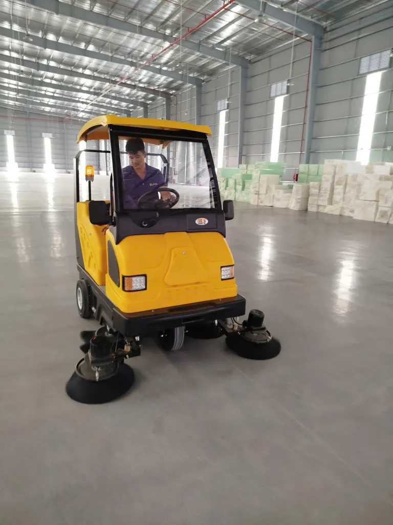 Xe quét ngồi lái trong nhà xưởng - ảnh 1