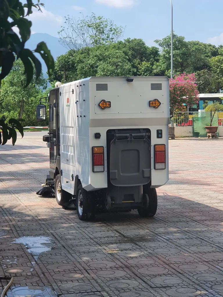 Xe quét đường tại Đại học Quốc gia Hà Nội - ảnh 12