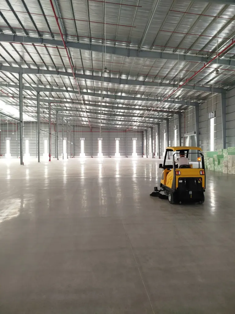 Xe quét ngồi lái trong nhà xưởng - ảnh 7