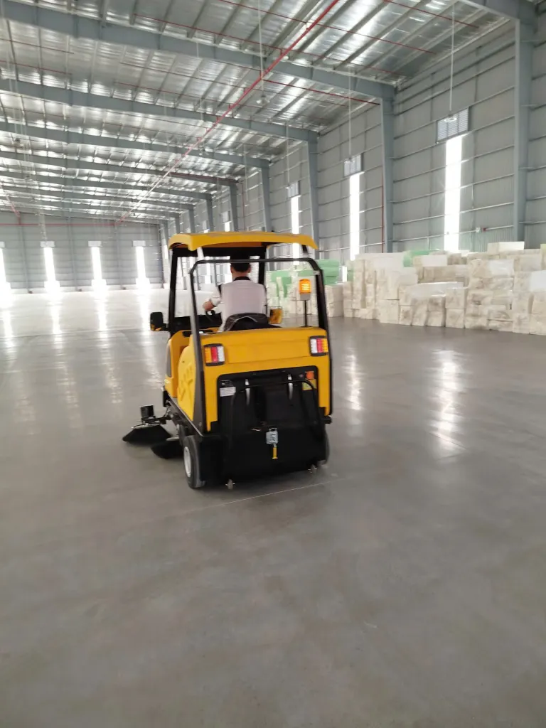 Xe quét ngồi lái trong nhà xưởng - ảnh 2