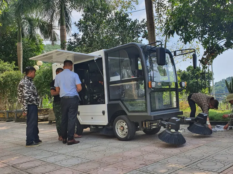 Xe quét đường tại Đại học Quốc gia Hà Nội - ảnh 4