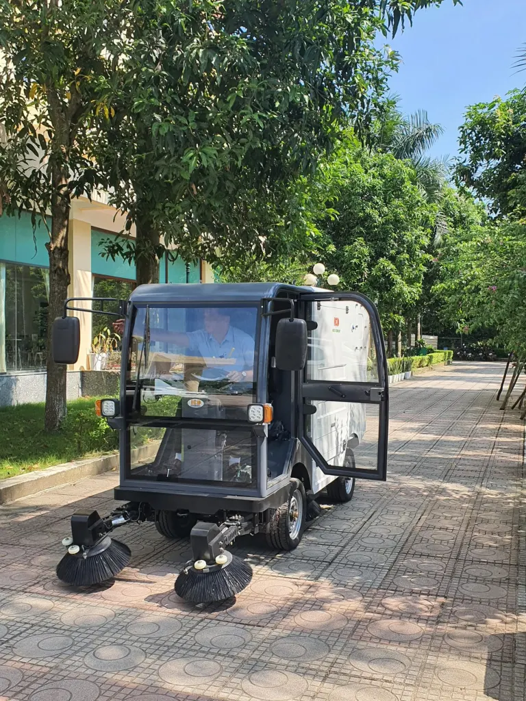 Xe quét đường tại Đại học Quốc gia Hà Nội - ảnh 9