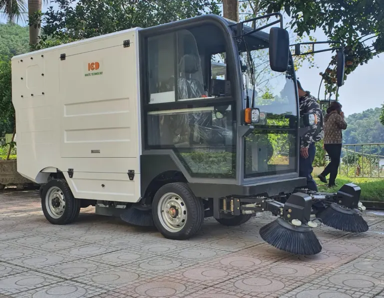Xe quét đường tại Đại học Quốc gia Hà Nội - ảnh 6