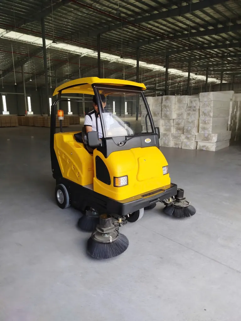 Xe quét ngồi lái trong nhà xưởng - ảnh 6