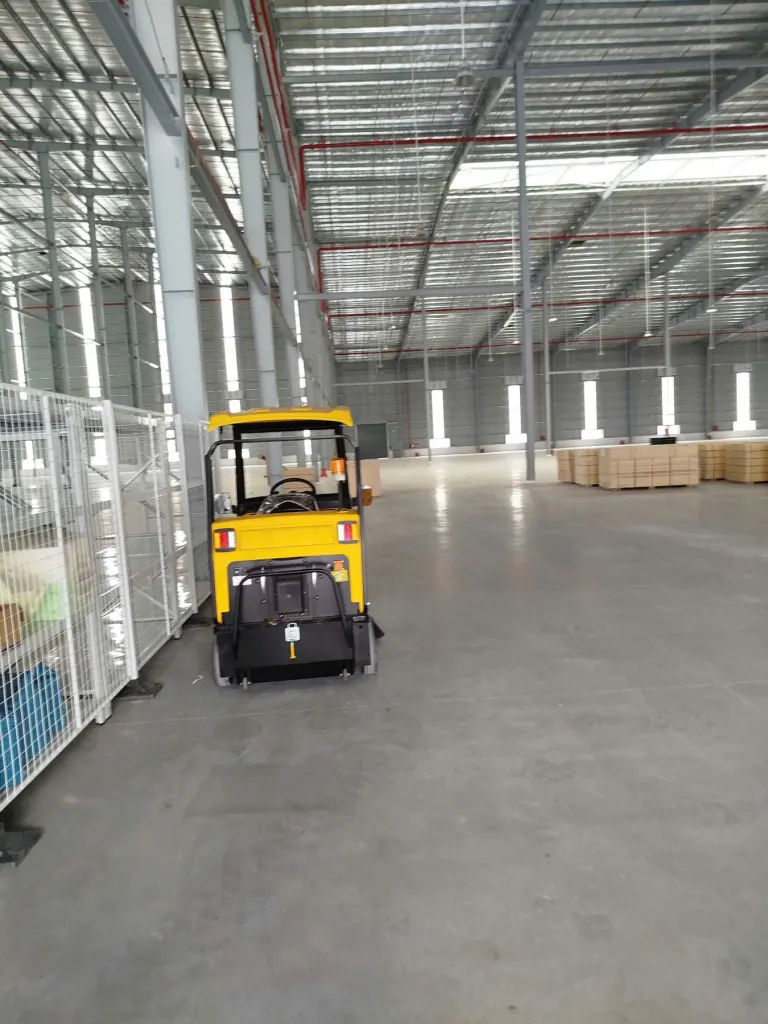 Xe quét ngồi lái trong nhà xưởng - ảnh 3