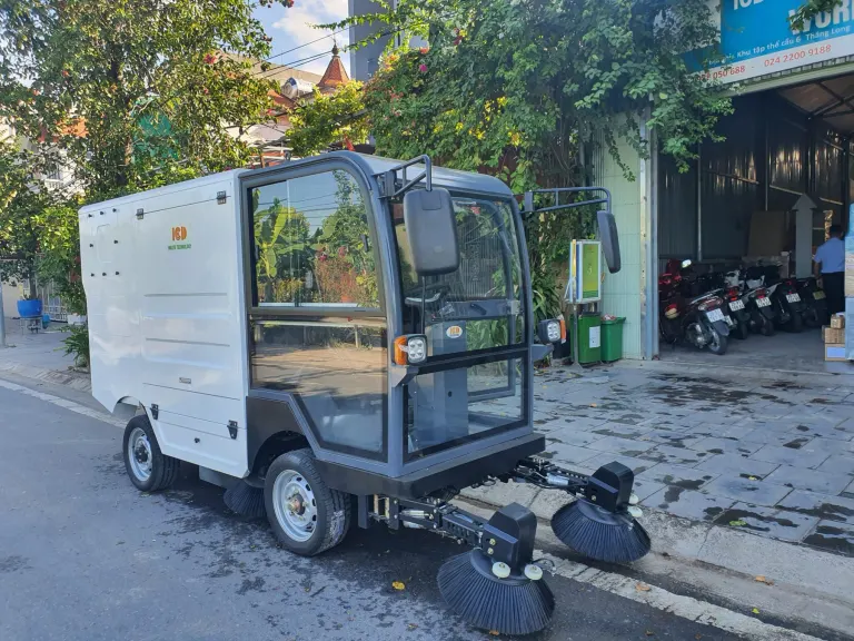 Xe quét đường tại Đại học Quốc gia Hà Nội - ảnh 10