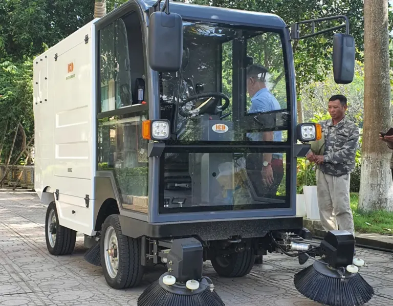 Xe quét đường tại Đại học Quốc gia Hà Nội - ảnh 1