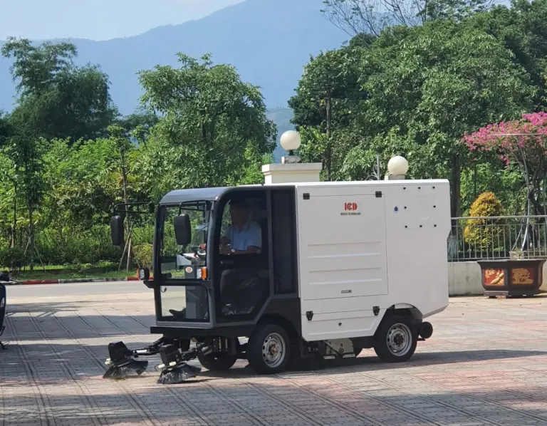Xe quét đường tại Đại học Quốc gia Hà Nội - ảnh 2